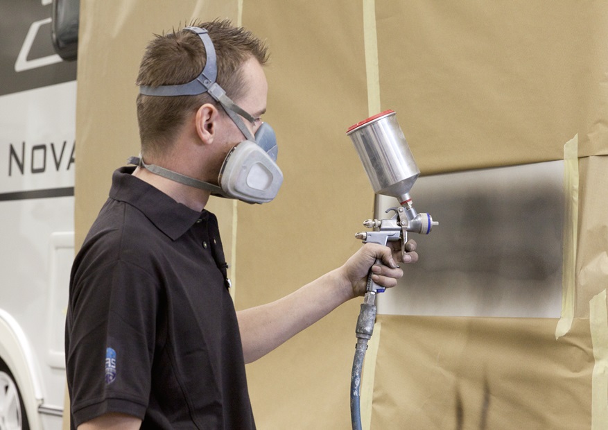 Grondverf spuiten bij caravanreparatie