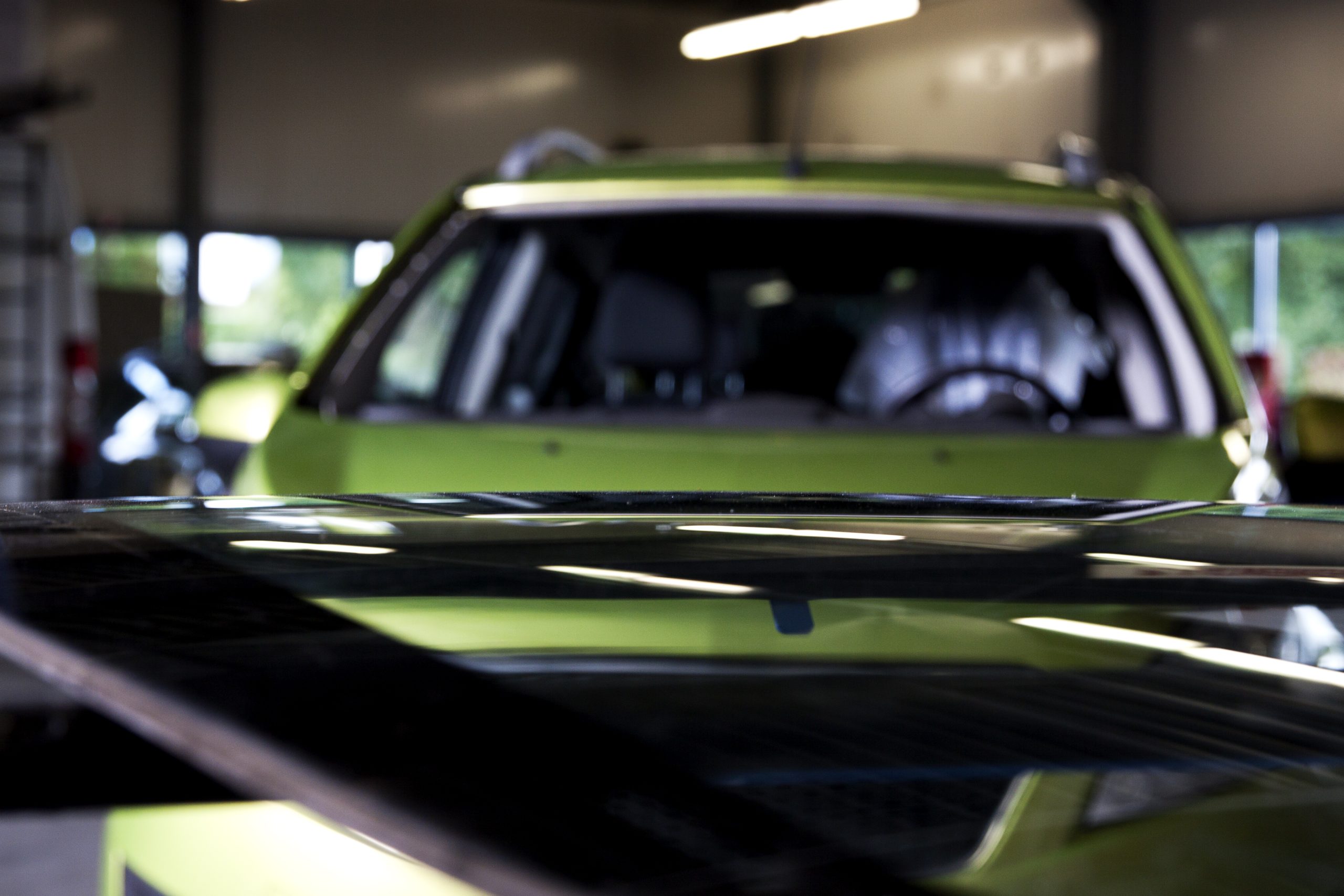 auto met ruitschade bij Schadeherstel Henk Nijkamp Olst