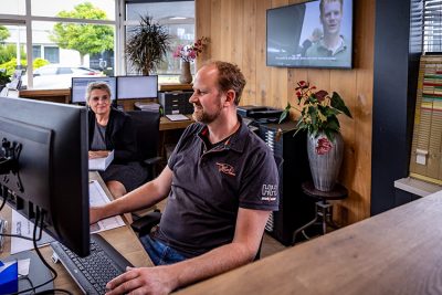 receptie bij Schadeherstel Henk Nijkamp Olst