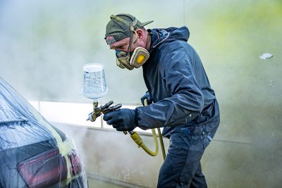 spuiten van achterzijde auto bij Schadeherstel Henk Nijkamp Olst