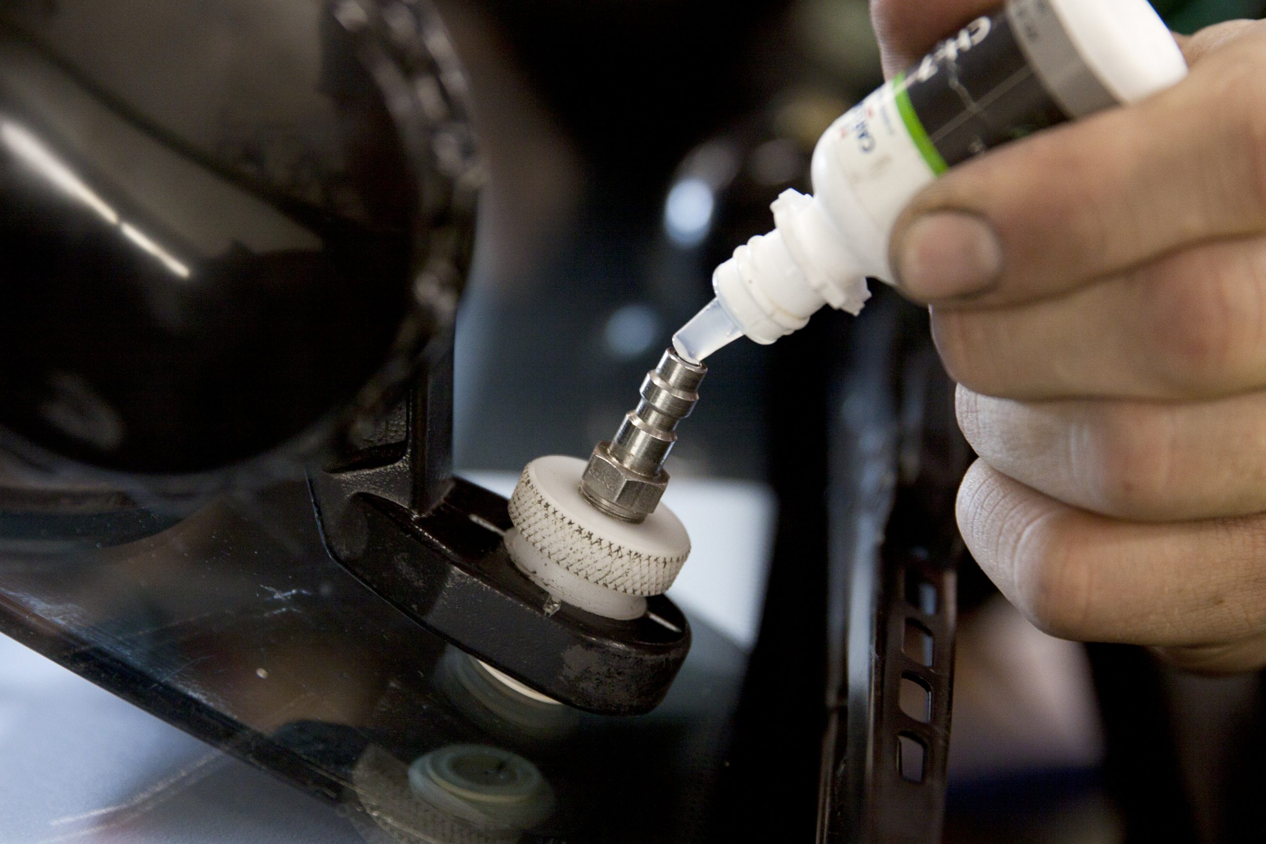 toevoegen van hars bij reparatie van sterretje voorruit